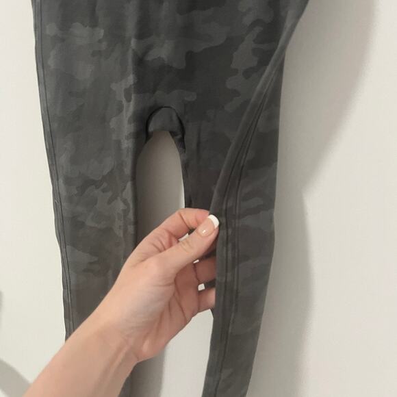 Spanx Look At Me Now Gray Camo Cropped Leggings Size Small - Picture 4 of 4
